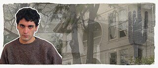 Portraitfoto von Mücahit Türk auf einem grau eingefärbten Hintergrund mit einem Haus und einem Kaktus.