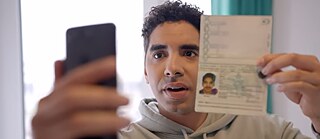 Amir photographie son passeport.