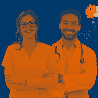 Dos profesionales de la salud con los brazos cruzados frente a un fondo azul; a la derecha, un mapa estilizado de Alemania con marcador de ubicación.