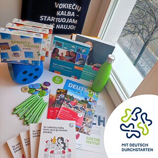 Detailansicht des Starterkits und das Logo des Projekts „Mit Deutsch durchstarten“