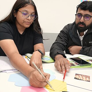 TN im Deutschkurs bei einer Gruppenarbeit