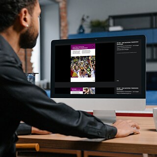 Fußball Posterausstellung am PC