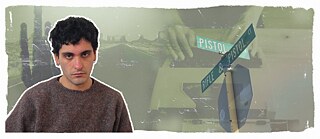 Porträt von Mücahit Türk vor gelbem Hintergrund, auf dem die beiden Autoren gemeinsam lachen.