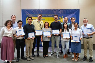 Alle Workshop-Leiter*innen stehen während der Abschlussveranstaltung der Konferenz zusammen für ein Gruppenfoto.