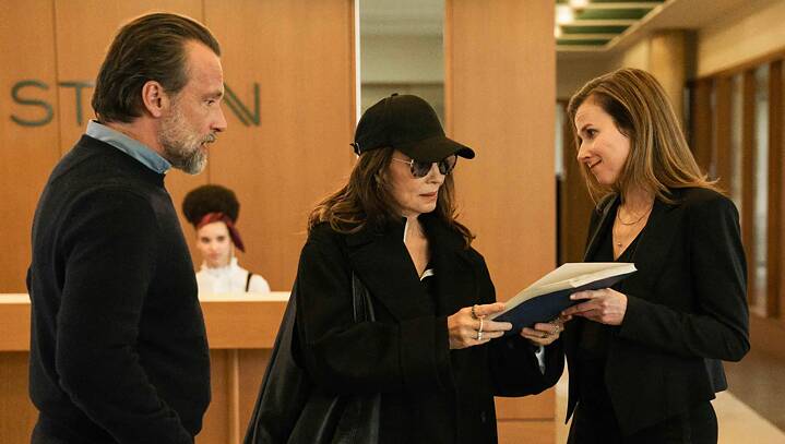 Still frame from the Disney+ Serie "Call my agent Berlin" - Lucas Gregorowicz, Iris Berben (M.), Karin Hanczewski 