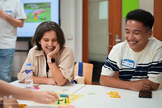 Zwei Teilnehmende machen bei einer Workshop-Aktivität während der Philippinisch-Deutschen Deutschlehrerkonferenz (DLT) 2026 mit. Sie sitzen an einem Tisch und arbeiten gemeinsam mit Materialien.