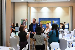 Teilnehmende tauschen Ideen aus und kommen während des Eröffnungsworkshops der Philippinisch-Deutschen Deutschlehrerkonferenz (DLT) 2026 ins Gespräch.