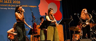 Anna-Lena Schnabel (saxòfon alt), Caloé Barbillon (veu, violí), Francesca Remigi (bateria), Clara Mas (flauta), Coro Parellada (guitarra), Lola Ybran (contrabaix) i Marina Garrido (compositora). 
