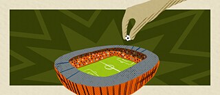 Un stade de football avec une main géante qui place un ballon entre son index et son pouce