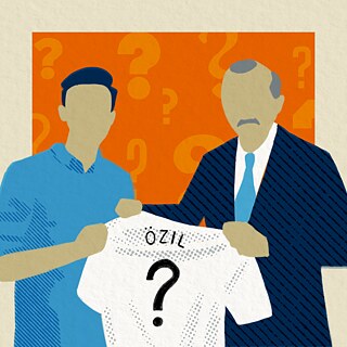 Gráfica de dos personas que sostienen juntas una camiseta con el nombre del jugador de la selección alemana Özil.