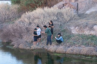 En Quillagua (región de Antofagasta, desierto de Atacama), unos niños, junto con el colectivo Manzana Verde, toman muestras de agua del río Loa, uno de los ríos más contaminados de Chile debido a la actividad minera.