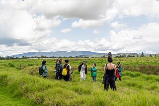 Las curadoras visitan la Reserva Forestal Thomas van der Hammen en la Sabana de Bogotá, así como el proyecto «Zanjas y camellones» del colectivo entre_rios. El enfoque se centra en la reactivación de las tecnologías hidráulicas prehispánicas y en cuestiones relacionadas con la escasez y la desaparición de los recursos.