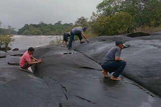 A orillas del río Vaupés, los Kotiria trazan petroglifos tallados en la roca, en un lugar de purificación sagrado para la comunidad.