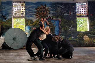 Basándose en técnicas de pesca artesanales y coreografías desarrolladas conjuntamente, los pescadores Gilliard Tavares, Geraldo Paiva, José Roberto da Silva (Tinguá) y Gabriel Leal, de la Ilha do Governador (Río de Janeiro), llevaron a cabo, junto con la artista Marcela Cavallini, el proyecto «Corpos de Mar».