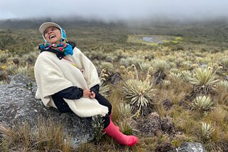 El colectivo artístico temporal Escuela de Agua se reúne durante varios días en el Páramo de Sibaté —un ecosistema de alta montaña endémico cercano a Bogotá— para investigar e intercambiar conocimientos y prácticas en torno al agua como elemento vivo, sagrado y político.