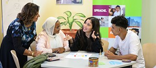 معلمة وثلاثة شبّان خلال نشاط لتعلّم اللغة الألمانية في معهد جوته بالقاهرة.