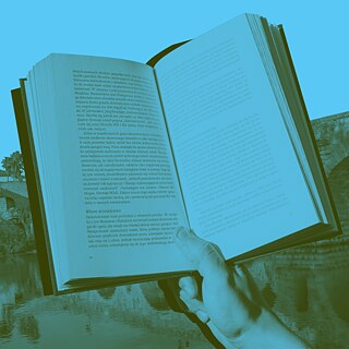 Offenes Buch in einer Hand, gehalten über einem ruhigen Fluss; im Hintergrund eine steinerne Bogenbrücke und Uferlandschaft, alles in blau-grüner Farbtonung.