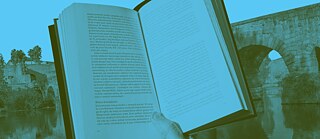 Offenes Buch in einer Hand, gehalten über einem ruhigen Fluss; im Hintergrund eine steinerne Bogenbrücke und Uferlandschaft, alles in blau-grüner Farbtonung.