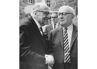 Max Horkheimer (à gauche) et Theodor W. Adorno (à droite) à Heidelberg en avril 1964, lors du congrès de sociologie Max Weber.