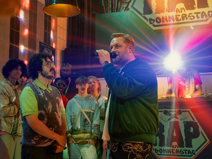 Anton 'Fatoni' Schneider;  Still frame from the Netflix Germany original series Kacken an der Havel ( Crap Happens)