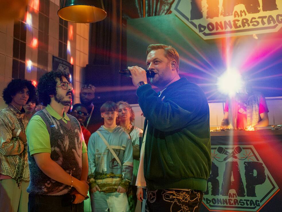 Anton 'Fatoni' Schneider;  Standbild aus der Netflix Deutschland Original Serie Kacken an der Havel