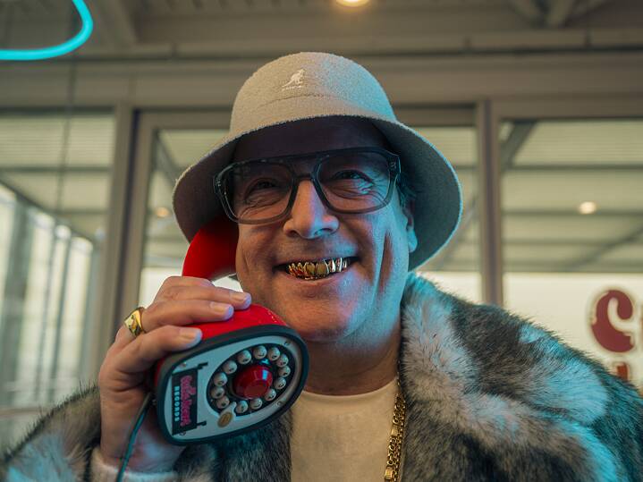 Matthias Brandt as Ricky Schmandke; Still frame from the Netflix Germany original series Kacken an der Havel ( Crap Happens)