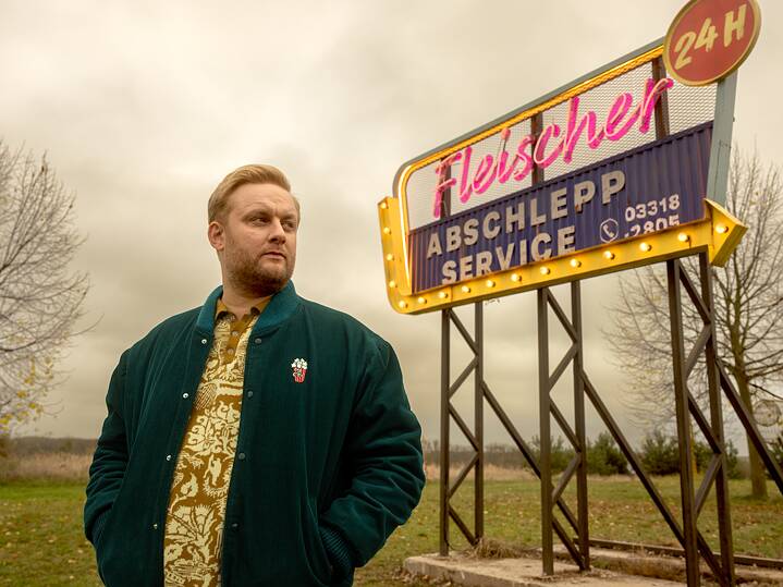 Anton 'Fatoni' Schneider;  Still frame from the Netflix Germany original series Kacken an der Havel ( Crap Happens)
