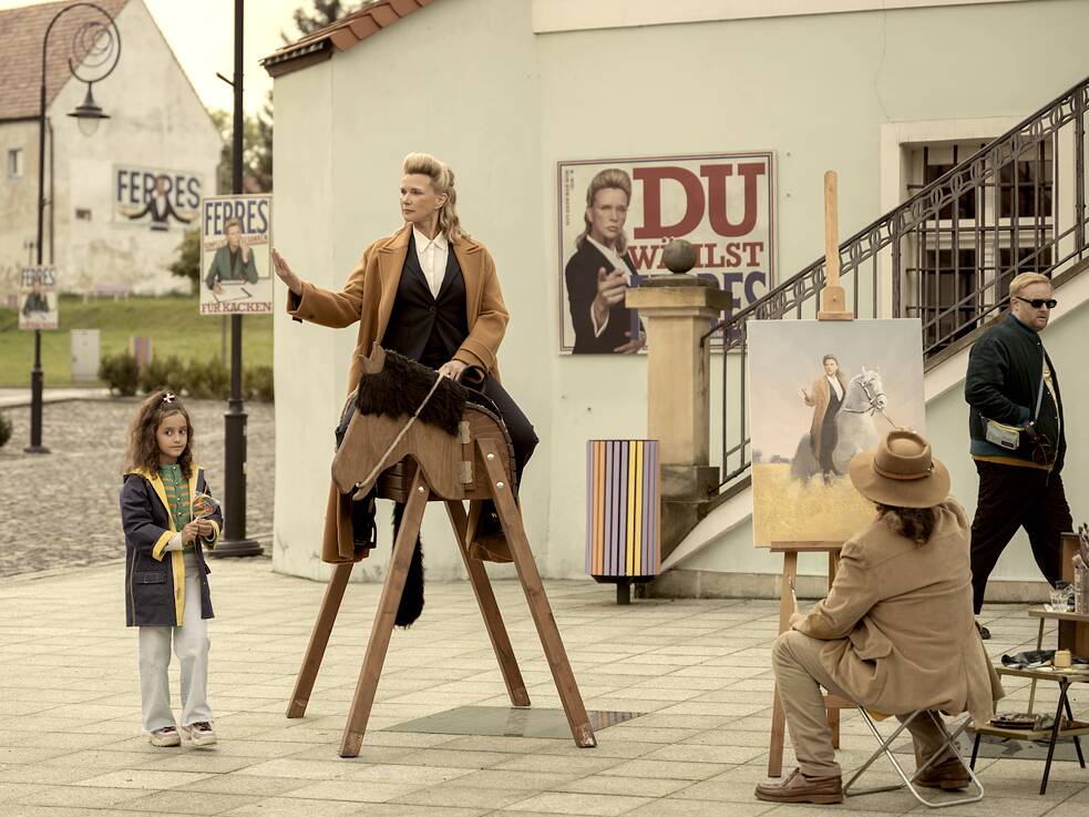 Veronika Ferres;  Standbild aus der Netflix Deutschland Original Serie "Kacken an der Havel"