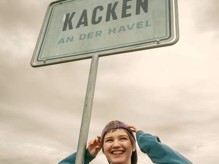 Sky Arndt; Still frame from the Netflix Germany original series Kacken an der Havel ( Crap Happens)
