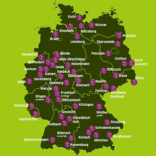 Grafische Deutschlandkarte mit den eingezeichneten Standorten der Infohäuser