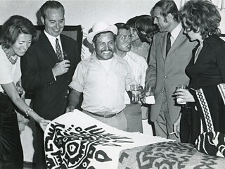 Alberto Vásquez Jiménez mostrando los textiles al público