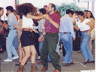 Gente bailando durante las festividades