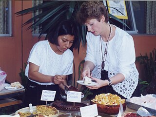 Dos mujeres repartiendo comida