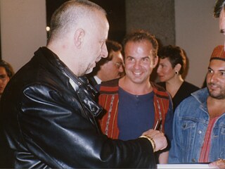 El artista alemán Jörg Immendorff entre el público asistente a la muestra en el museo Rufino Tamayo.