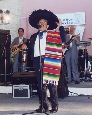 Cantante mexicano interpretando música tradicional.