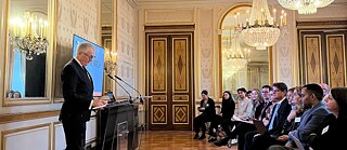 Rede des Botschafters vor dem Publikum