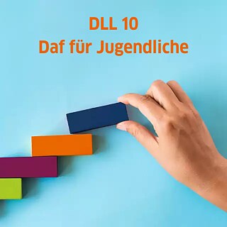 Links Jugendliche im Unterricht, rechts das Buchcover von DLL 10.