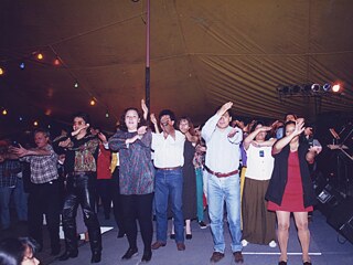 Gente bailando la Macarena