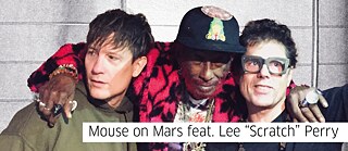 Portrait von Mouse on Mars (links und rechts) mit dem 2021 verstorbenen  Lee "Scratch" Perry