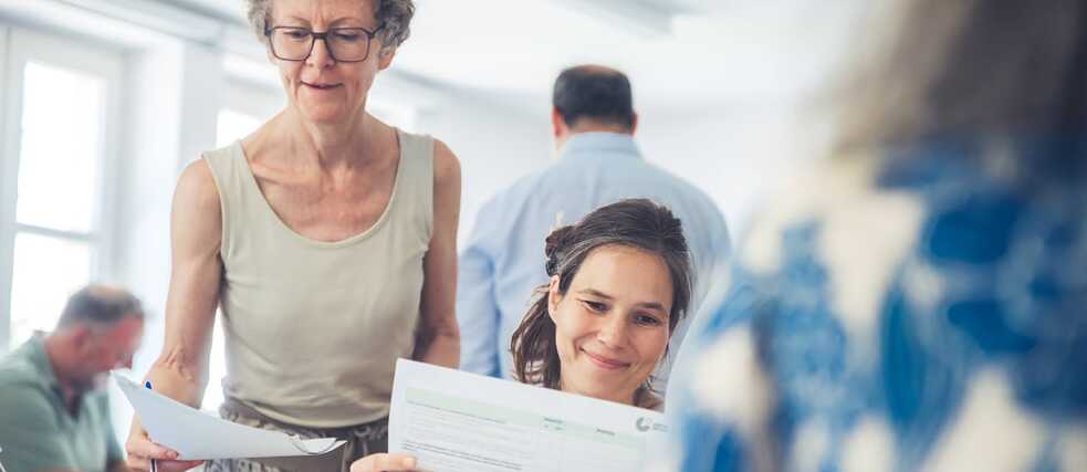 2 Lehrerinnen arbeiten und tauschen sich aus.