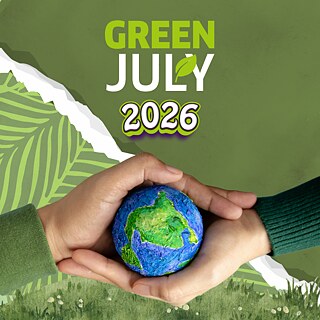 Zwei Hände halten gemeinsam eine kleine Erdkugel vor grünem Hintergrund mit Blattmuster, daneben steht der Schriftzug „Green July 2026“ als Symbol für Nachhaltigkeit und gemeinsamen Umweltschutz.