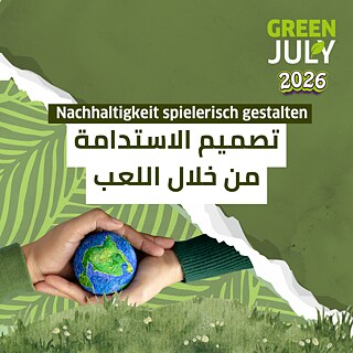 Zwei Hände halten gemeinsam eine kleine Erdkugel vor grünem Hintergrund mit Blattmuster, daneben steht der Schriftzug „Green July 2026“ als Symbol für Nachhaltigkeit und gemeinsamen Umweltschutz.