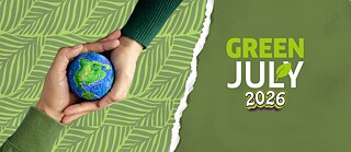 Zwei Hände halten gemeinsam eine kleine Erdkugel vor grünem Hintergrund mit Blattmuster, daneben steht der Schriftzug „Green July 2026“ als Symbol für Nachhaltigkeit und gemeinsamen Umweltschutz.