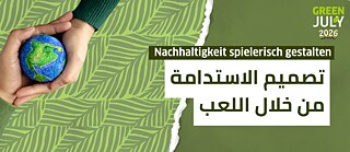 Zwei Hände halten gemeinsam eine kleine Erdkugel vor grünem Hintergrund mit Blattmuster, daneben steht der Schriftzug „Green July 2026“ als Symbol für Nachhaltigkeit und gemeinsamen Umweltschutz.