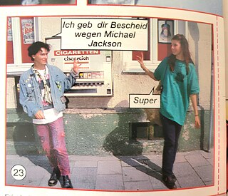 Fotostory Bravo 4 - The Speech bubble in the Fotostory Panel says "I let you know about Michael Jackson", Girl replies "Super"