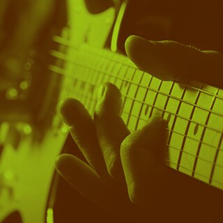 Grün gefärbte Nahaufnahme einer Gitarre