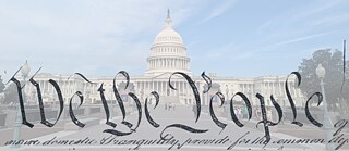 Das US-Kapitol in Washington, D.C., mit der Einblendung „We the People“.