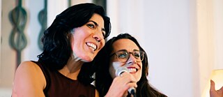 Foto von Sónia Silva und Sandy Braz am Mikrofon