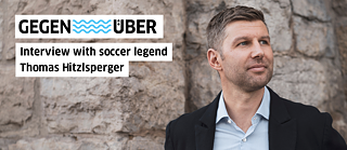 Thomas Hitzlsperger en una silla verde junto a una mesa blanca