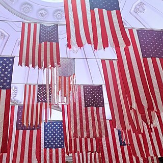 Foto der Ausstellung „A Living Thing: Flag Exchange“ aus dem Jahr 2017, einer Sammlung von 50 Flaggen im Federal Hall National Monument in New York